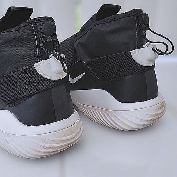 Nike Komyuter Sneakers in Black - Picture 10 of 10